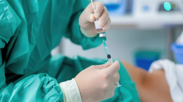 doctor preparing lipotropic injection formulation